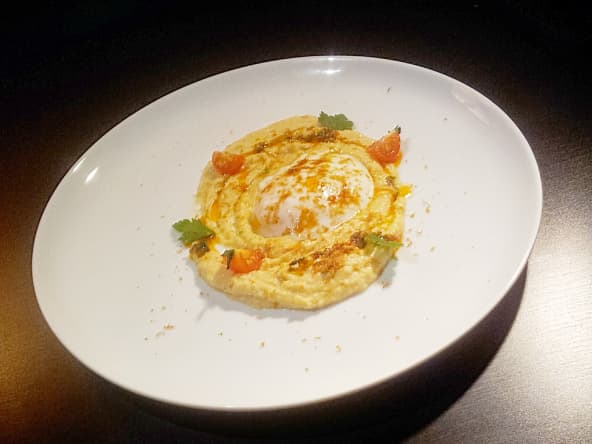 Oeuf basse température, hoummos, harissa et poutargue au Companion