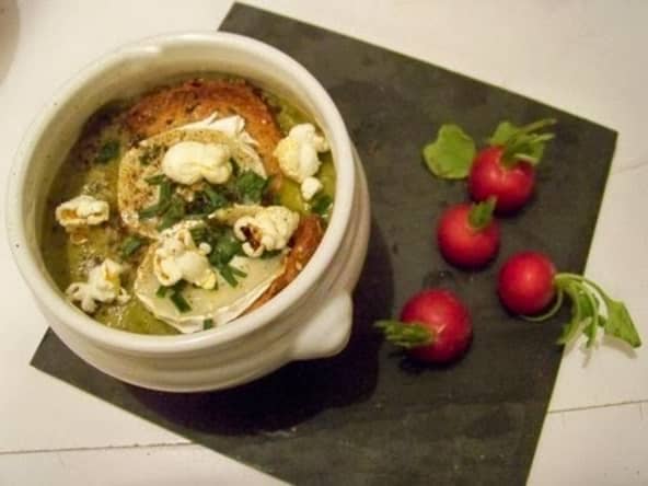 Velouté de fanes de radis, gratiné à la bûche de chèvre et pops corn au piment d'Espelette