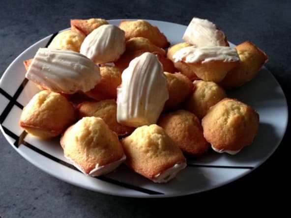 Madeleines à la vanille, avec une coque de chocolat blanc
