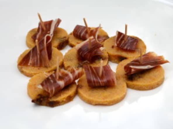 Canapé de polenta aux tomates séchées et jambon de Parme