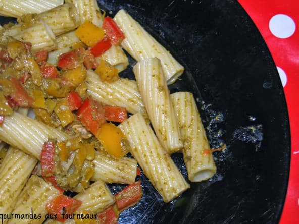Pâtes tortiglioni aux poivrons et au pesto