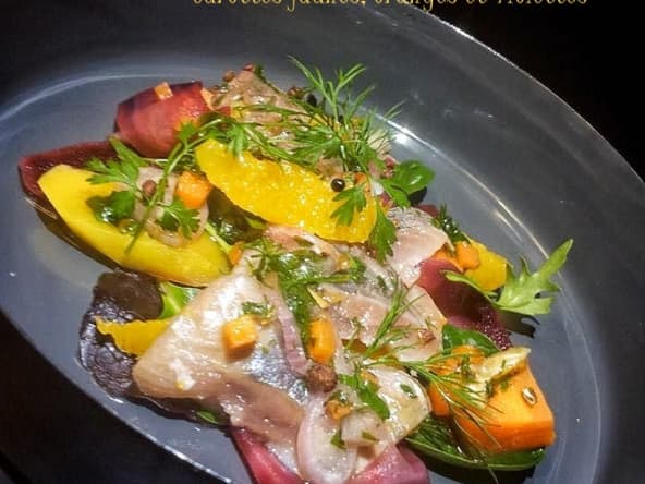Salade tiède de harengs doux à l'orange et carottes multicolores, herbes aromatiques
