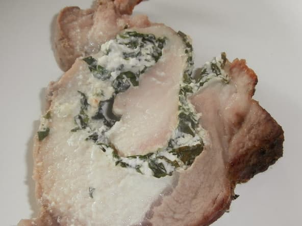 Rôti de porc roulé au basilic, persil et fromage frais
