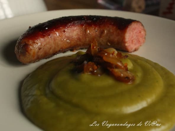 Saucisse de Toulouse, roquette et purée de pois cassés
