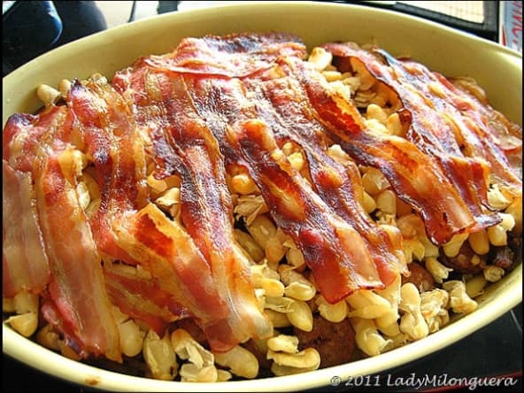 Gratin réconfortant aux haricots blancs, confit de canard et saucisse de Toulouse