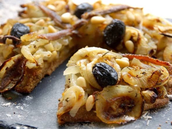 Pissaladière avec pâte à la farine d'orge
