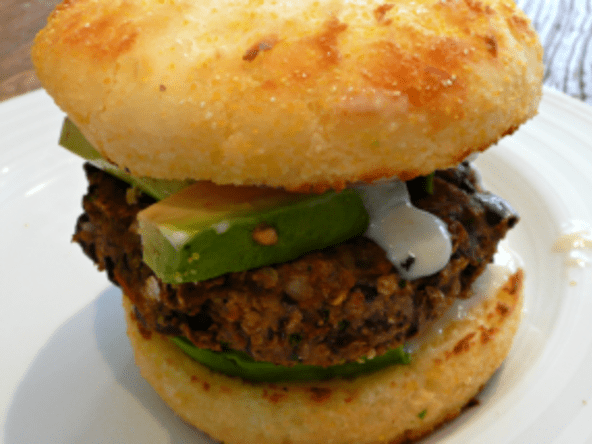 Burger aux haricots noirs et mayonnaise vegan