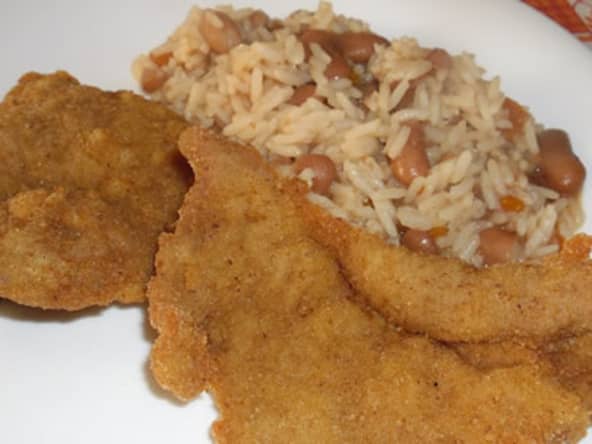 Steaks de dinde panées, avec du riz aux haricots