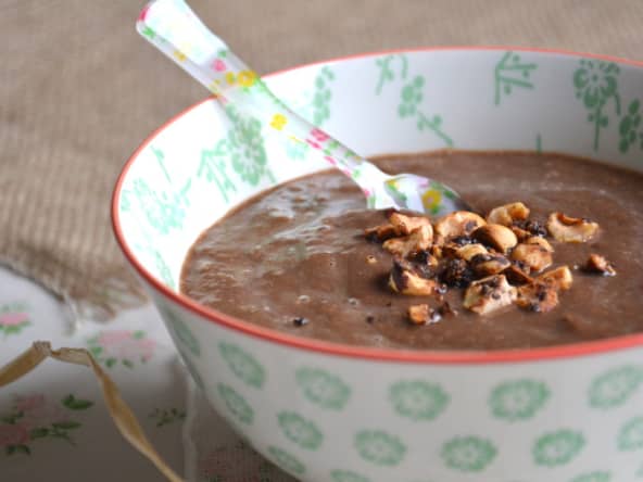 Crème de banane à la caroube et aux éclats de noisettes caramélisées