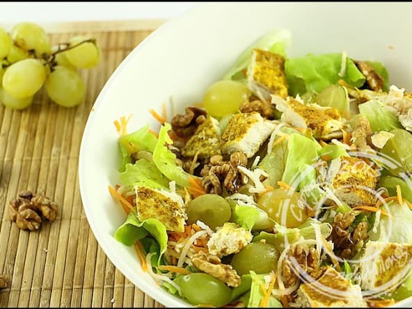 Salade chicken au poulet, graines de raisin et noix