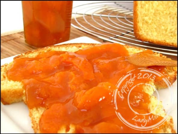 Confiture d’abricots à la vanille et aux amandes grillées