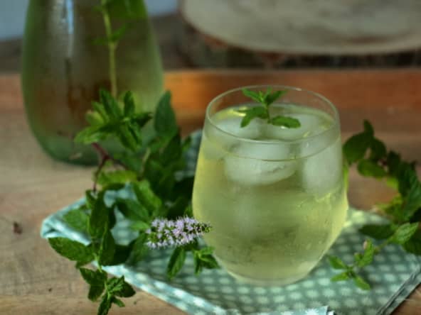 Thé glacé maison à la menthe