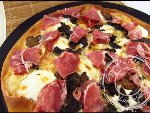 Pizza blanche à la coppa et aux champignons