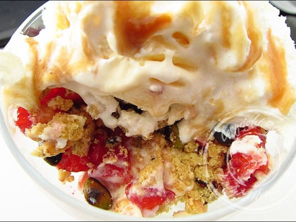 Sundae fait maison aux fraises éclats de cookies et caramel