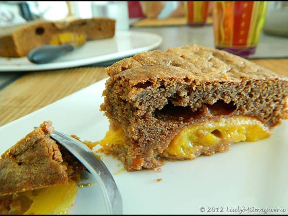 Moelleux de chocolat au lait et pêches jaunes