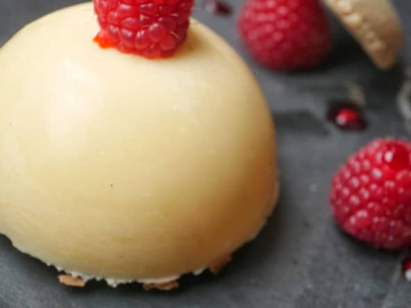Dôme au chocolat blanc et cœur framboise