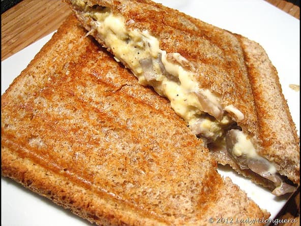 Croque-monsieur à l’oeuf brouillé, champignons et emmental
