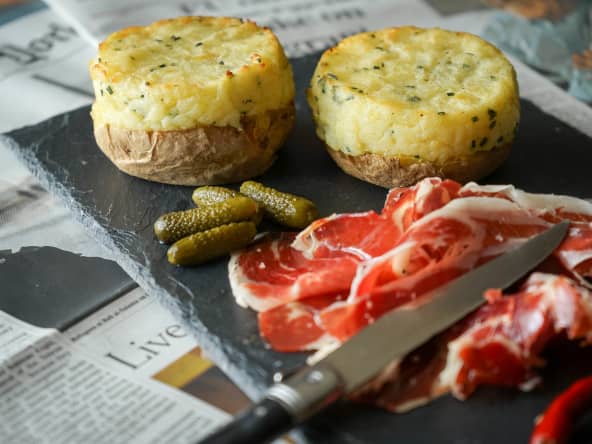 Pommes de terre farcies, charcuterie et cornichons