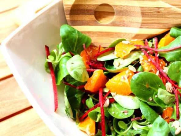 Salade de mâche, betteraves crus et vinaigrette asiatique au sésame
