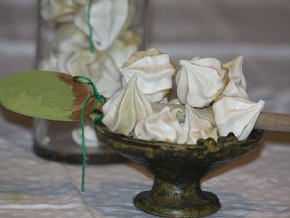 Meringue au thé matcha et glace à la cerise