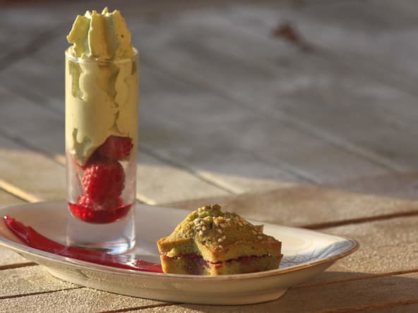 Financier au thé, verrine de thé macha et gelée de romarin framboise