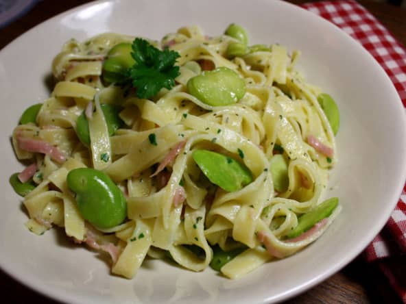 Tagliatelles aux fèves et pesto de menthe et persil