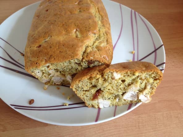 Un cake à la dinde, lait de coco, curry avec graines de pavot et raisins secs