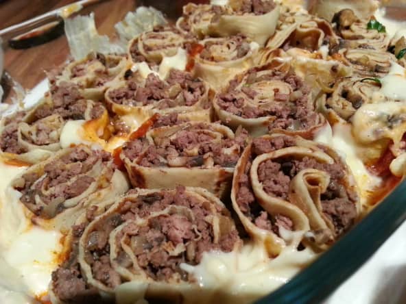 Crêpes roulées à la viande hachée et champignons de Paris