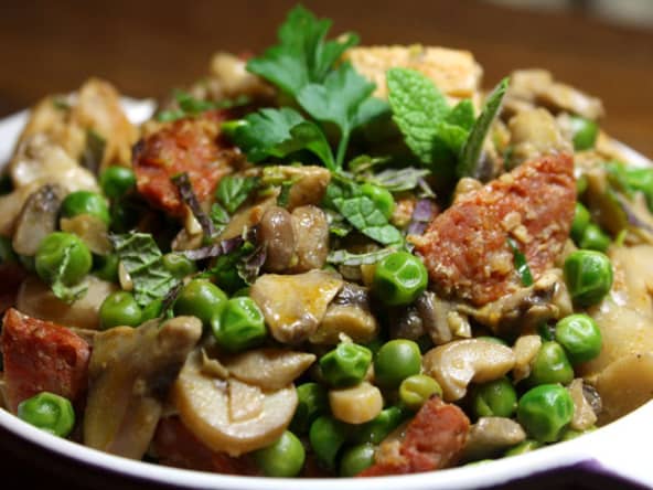 Recette de poulet gourmand au chorizo, champignons, petit pois et menthe