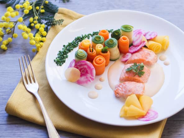 Saumon sauce au beurre blanc et jardin de légumes (carotte, courgette, betterave rose, topinambour...)