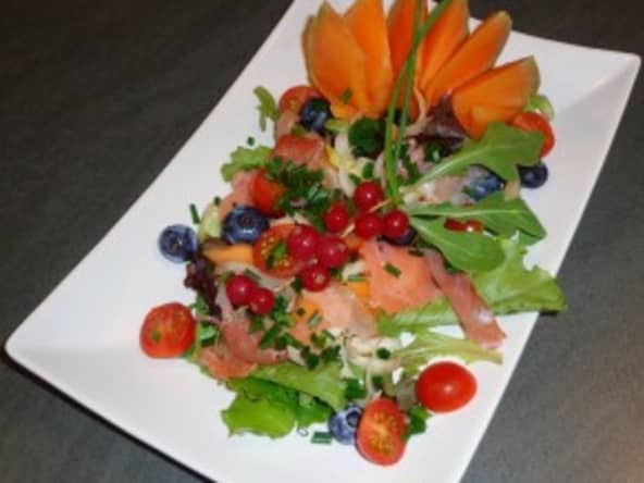 Salade fraîcheur au saumon fumé et au jambon cru