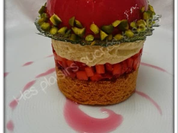 Mon fraisier et son dôme de fraises des bois