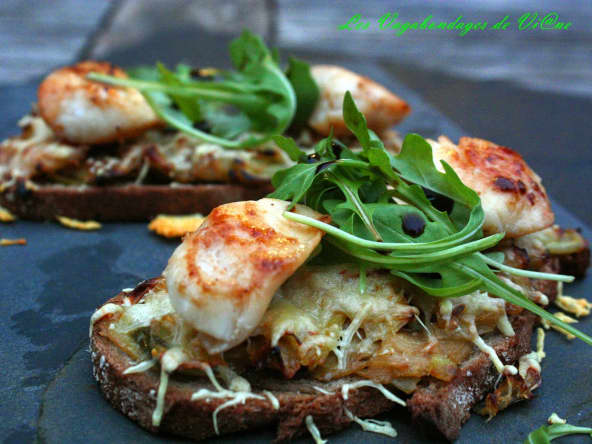 Tartines gourmandes à la fondue de poireau, Saint-Jacques et roquette
