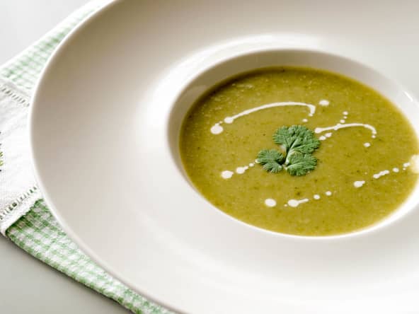 Assiette de potage aux fanes de radis