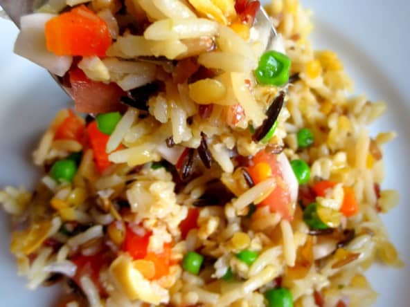 Salade végétarienne aux trois riz, avoine et légumes