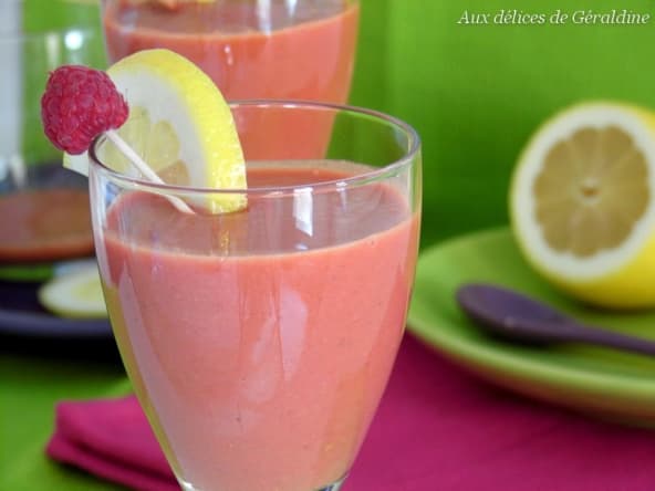Gaspacho de tomates et framboises fraîches avec une pointe de piment