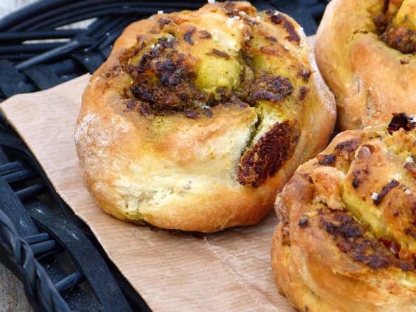 Petits pains roulés au pesto d'ail des ours et de tomates confites