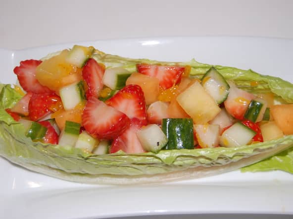 Salade de fruits frais et de concombre - Recette en vidéo