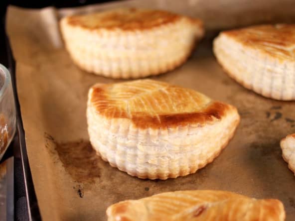Chaussons aux pommes et caramel beurre salé