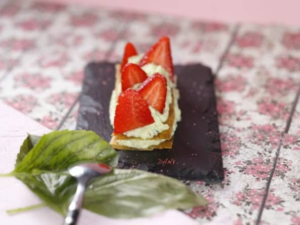 Craquants au miel et fraises à la crème de basilic