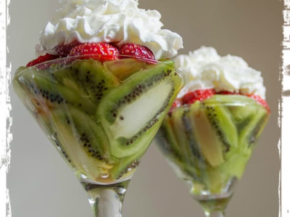 Verrine aux fraises et aux kiwis à la chantilly