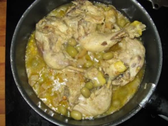 Tajine de poulet au citron confit et olives vertes