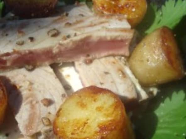 Pomme de terre de l'Île de Ré en crémeux lait de coco et curry, sautées à l'huile de cacahuète et thon rouge snacké au poivre Voatsipériféry