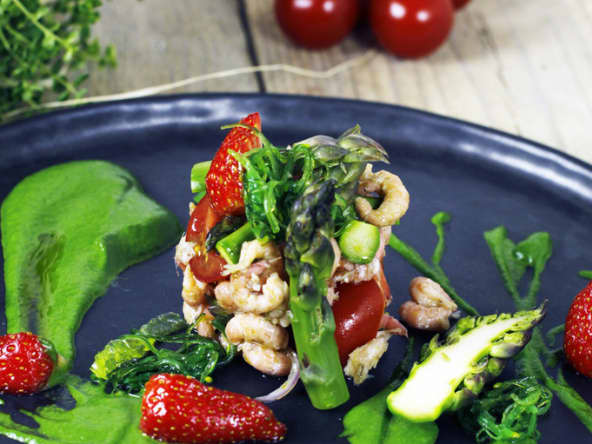 Purée d’asperges vertes, fraises et crevettes grises