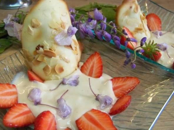 Crème mousseuse à la glycine, tuiles aux fleurs de glycine et fleurs de glycine givrées