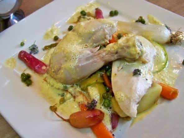 Coquelet cuit à basse température, à la crème de maïs et aux petits légumes nouveaux