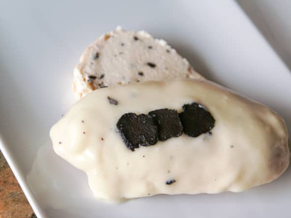 Poularde pochée demi-deuil