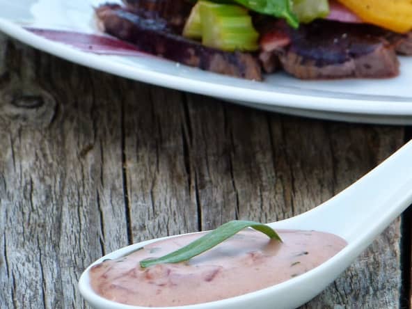 Rumsteack de bœuf et réduction de vin, pickles de légumes et sauce béarnaise