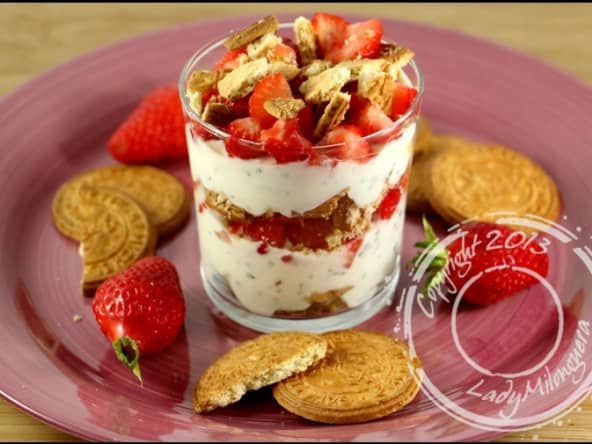 Verrine de fraises fraîches au basilic et galettes bretonnes
