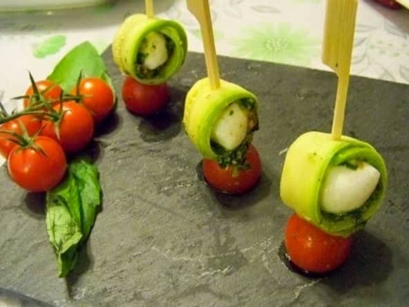 Bouchées de courgettes douces, billes de mozzarella et pesto à la Genovese